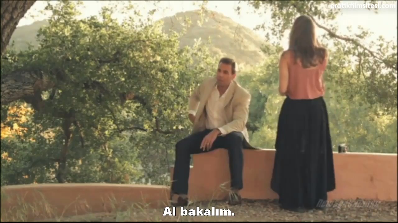 Eski Kız Arkadaşıyla Karşılaşan Olgun Adam Onu Eve Götürmeye Kararlıdır